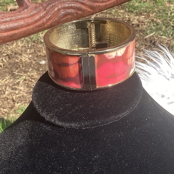 NWT Ulta Hinged LipPrint GoldTone Bracelet - Picture 1 of 6